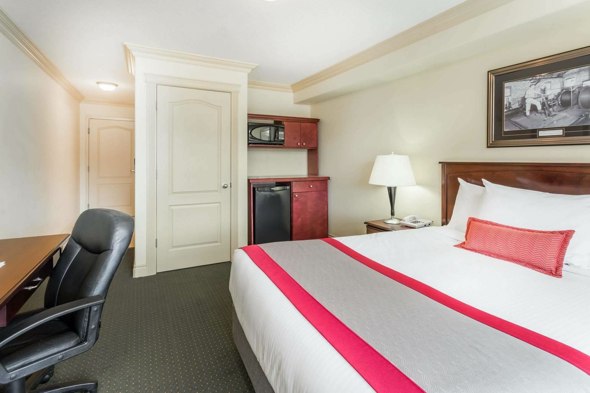 Ramada By Wyndham Hinton Hotel Kültér fotó