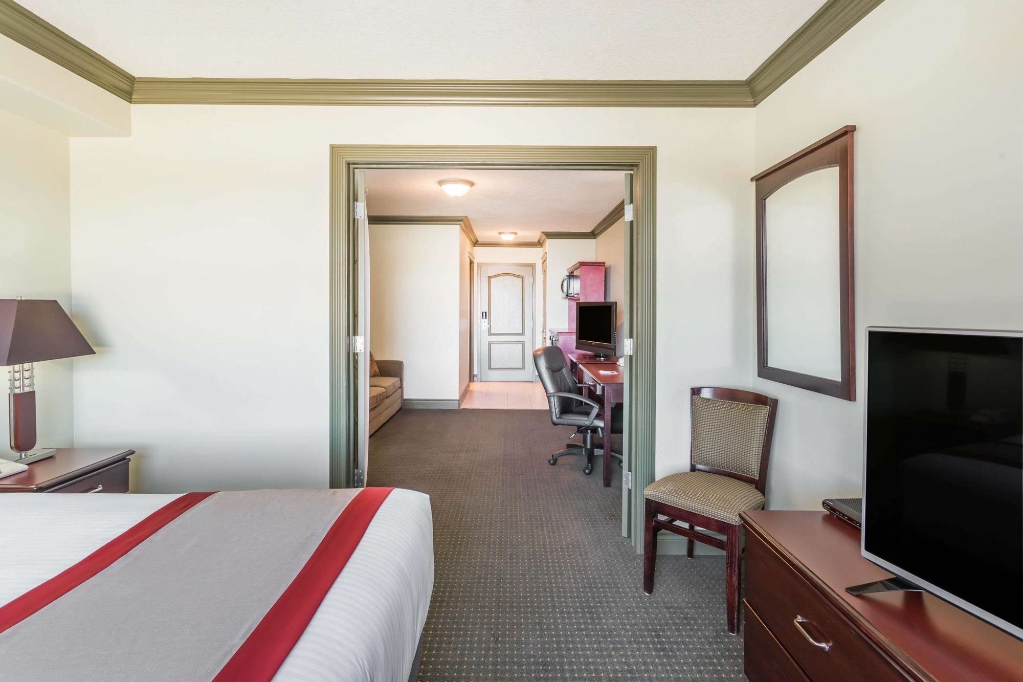 Ramada By Wyndham Hinton Hotel Kültér fotó